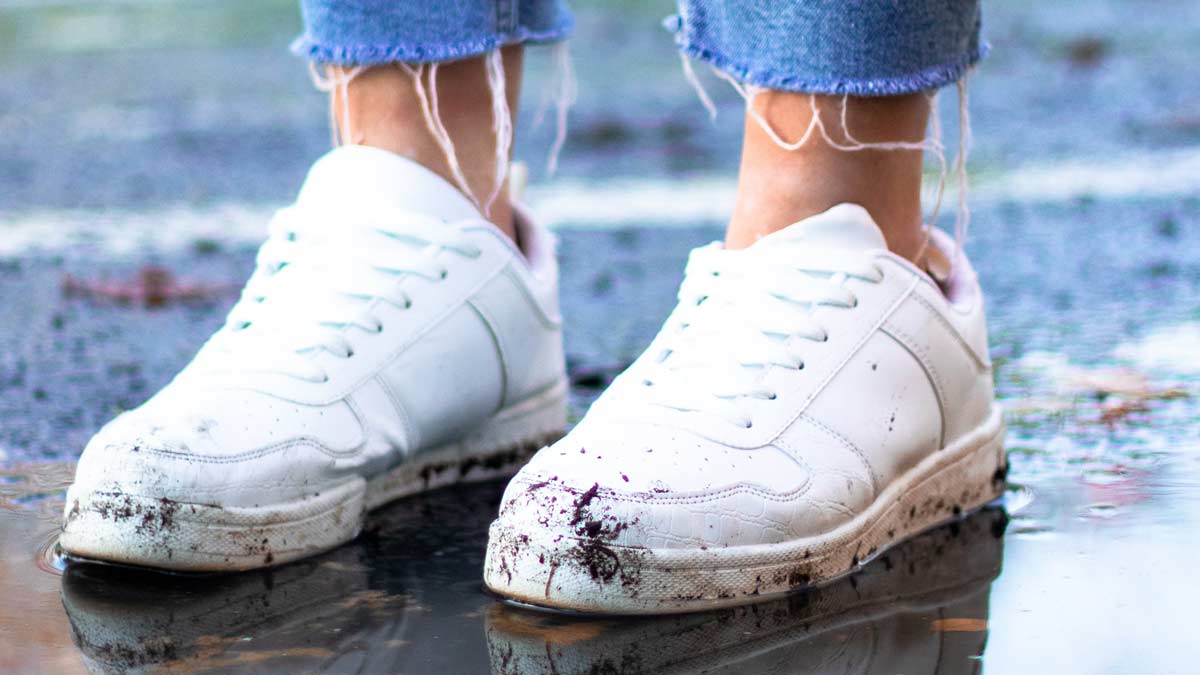 How to get rid of mud on white shoes clearance